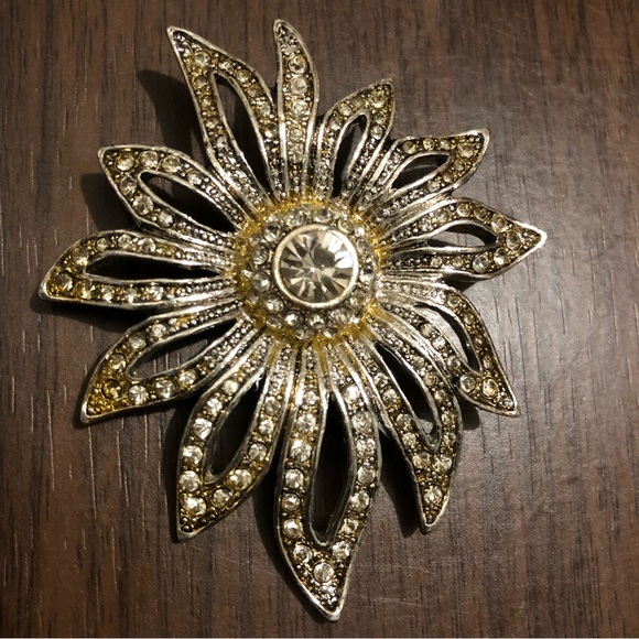 Vintage Silver BROOCH PIN Flower / Faux Diamonds - Picture 1 of 15